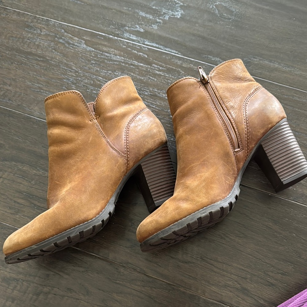 Clarks Tan Ankle Booties with Chunky Heel and Treaded Sole size 9